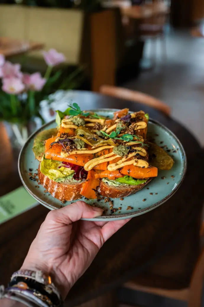 Bord met microgroenten als voorbeeld